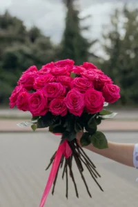 Bukiet róż z klasycznych różowych róż na długich łodygach