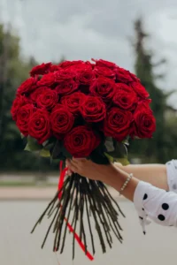 Bukiet róż z 30 czerwonych róż na romantyczną okazję