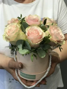 Flower box z różami w okrągłym pudełku z jasnoróżowymi różami