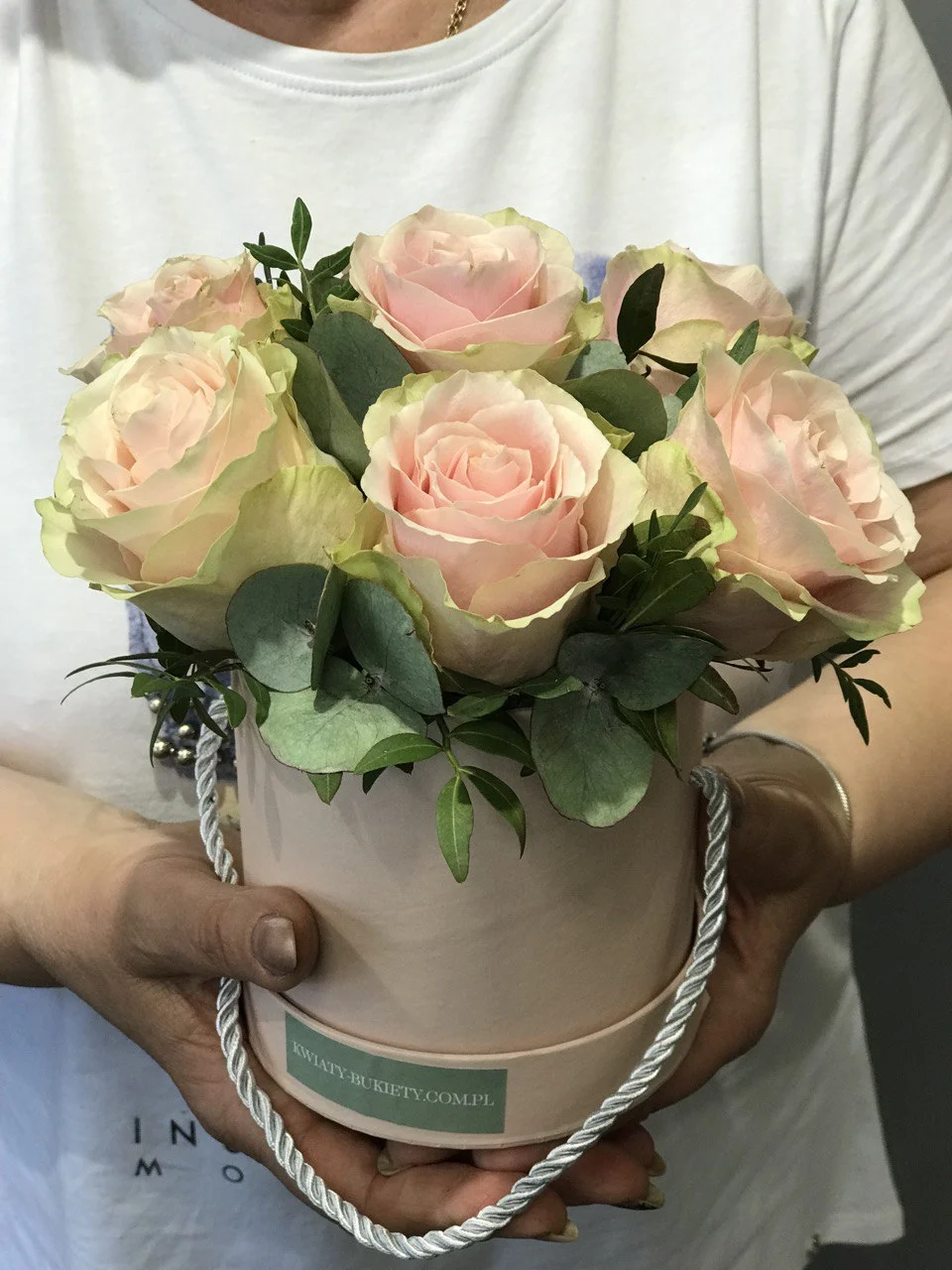 Flower box z różami w okrągłym pudełku z jasnoróżowymi różami