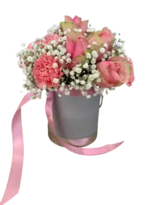 Flowerbox z różami, goździkami, gipsówką – elegancja w każdym detalu