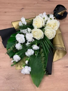 Bukiet pogrzebowy z róż, bukiet ostatnie orzegnanie z białych róż z dostawą niska cena