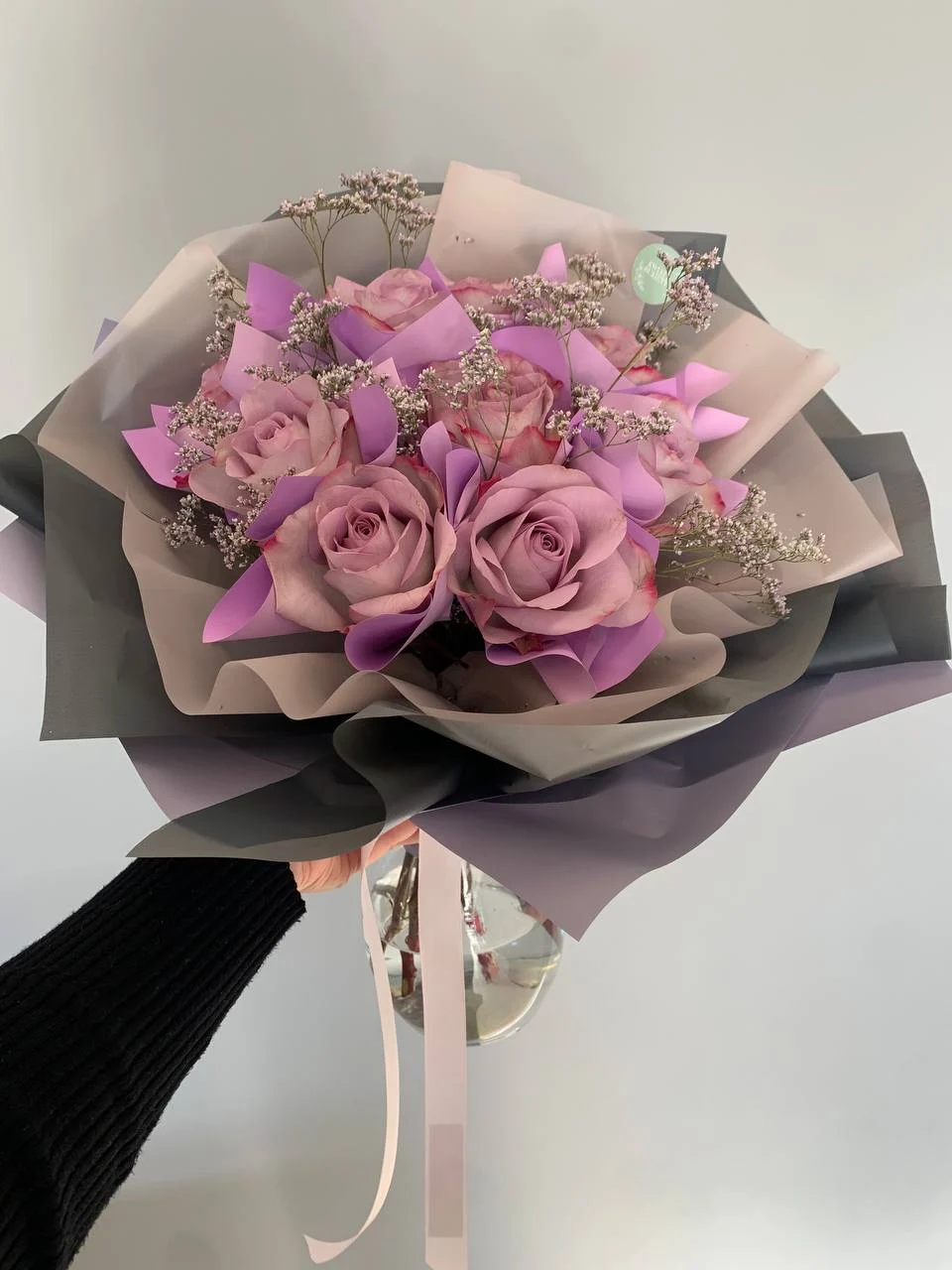 Lekki, zwiewny bukiet z róż – szyk i elegancja w naturalnej formie