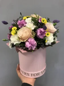 Flower box wiosenny – pełen świeżości i delikatnych barw