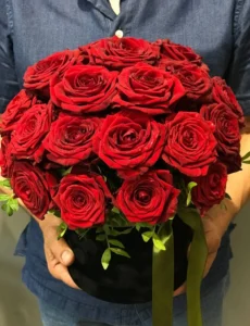 Flower box z różami – głęboka czerwień w eleganckiej formie
