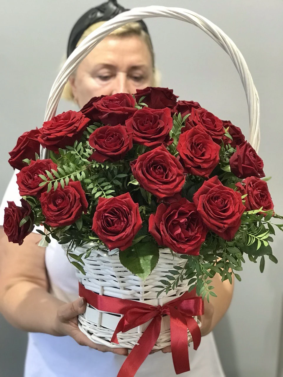 Klasyczny bukiet róż w koszu z czerwonymi różami i ozdobną wstążką