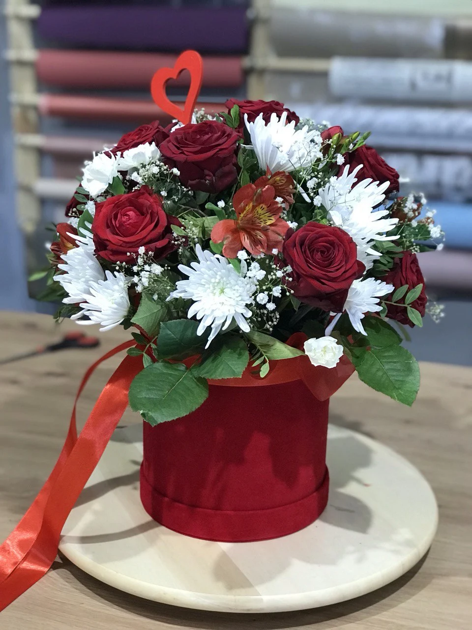 Flower box poczta i dostawa kwiatowa, róże z margaretkami