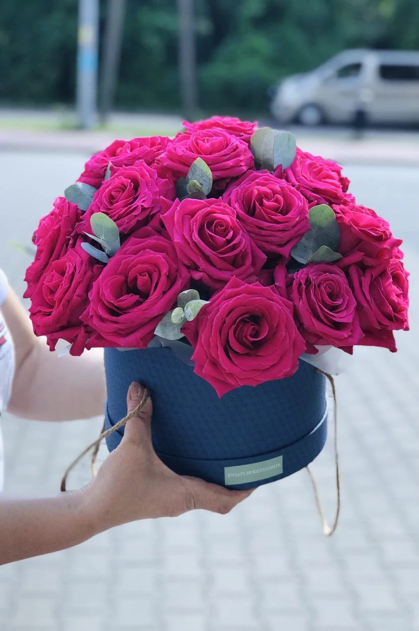 Flower box z różami w intensywnie różowym kolorze w eleganckim niebieskim flower boxie