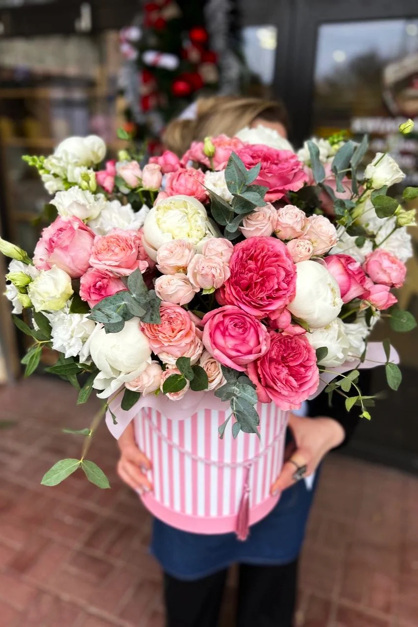 Flower box z różami i piwoniami w pastelowych kolorach