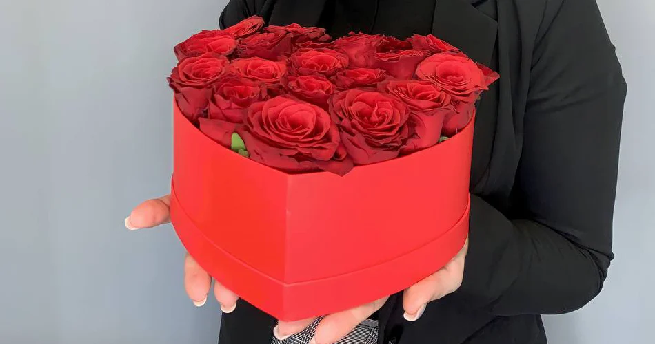 Flowerbox w kształcie serca z czerwonymi różami