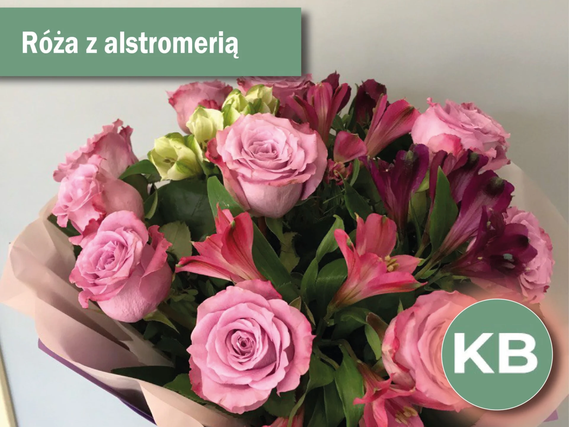 Okazały bukiet z róż i alstromerii w papierowym opakowaniu.