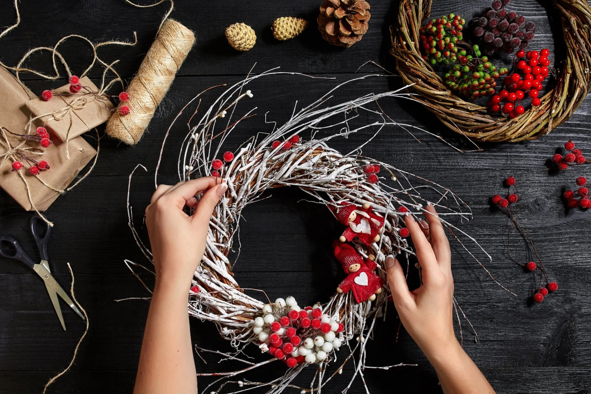 Dekoracja zimowa z filcem i czerwonymi akcentami – wieńce na drzwi w stylu handmade
