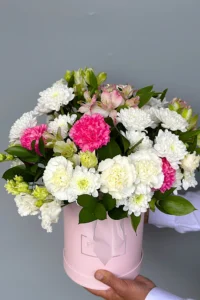 Kompozycja flower box róże z białymi chryzantemami i goździkami