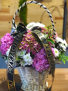 Elegancka wiązanka pogrzebowa w formie kosza z hortensjami