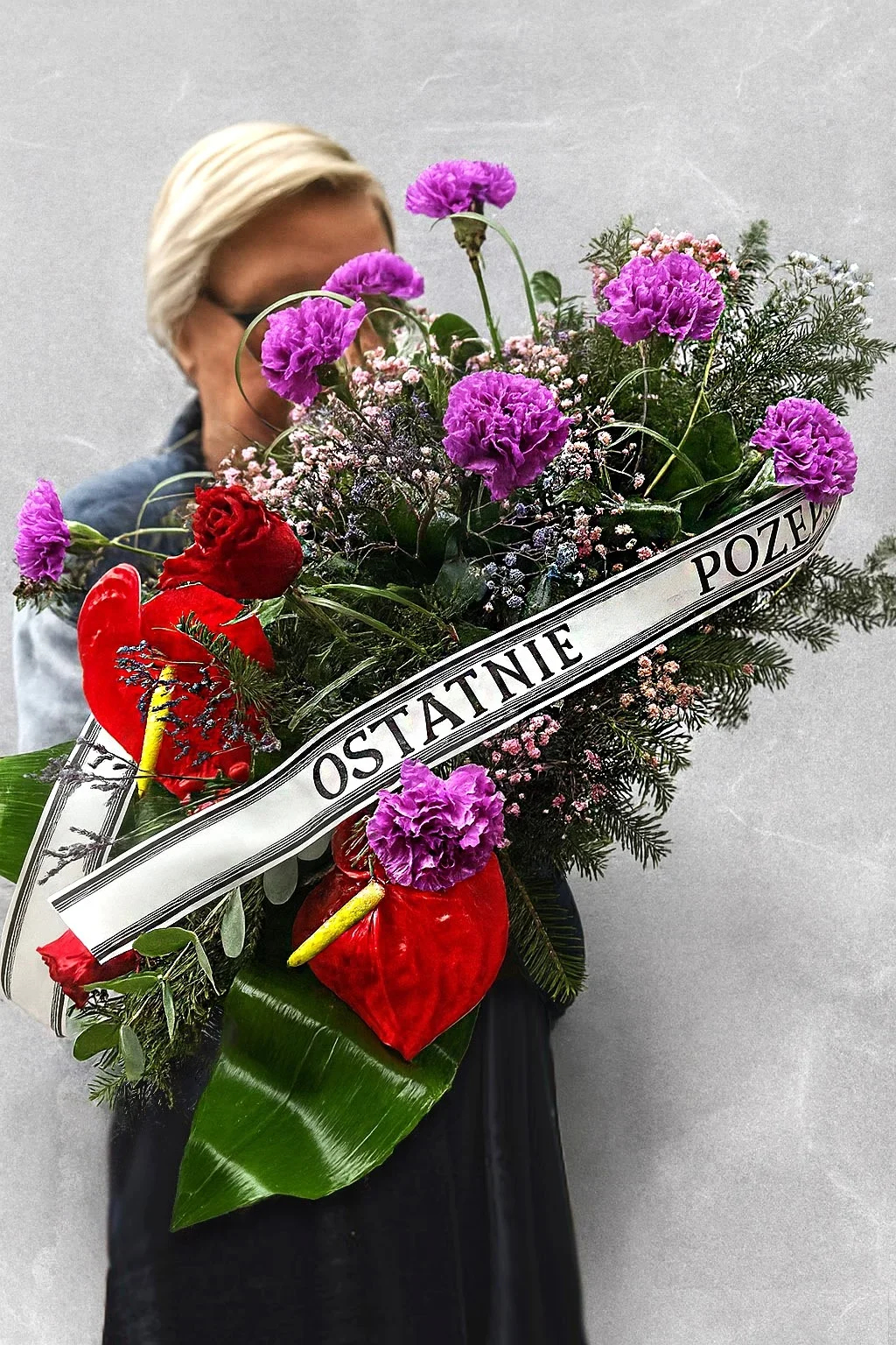 Elegancka kompozycja pogrzebowa z anturium, goździków i zieleni