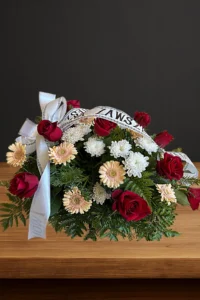Elegancka wiązanka na pogrzeb z róż, gerber i białych margaretek