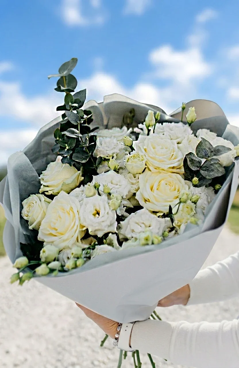 Eustoma biała z białą różą  Dzień Nauczyciela